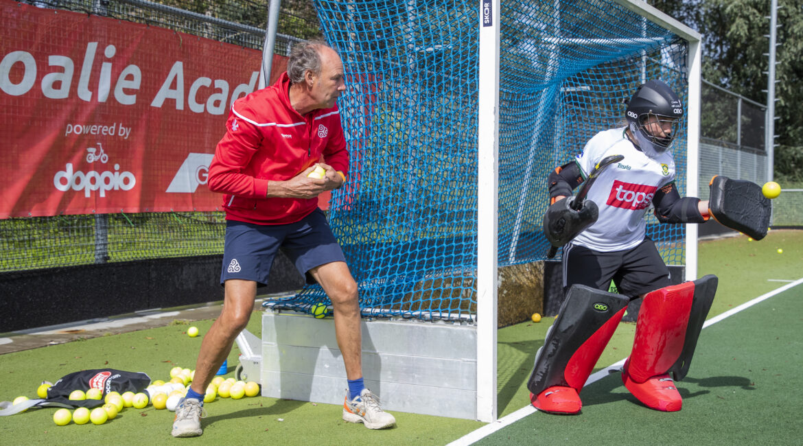 In The D Field Hockey Camp in Toronto, Canada with Dutch coach Martijn Drijver.